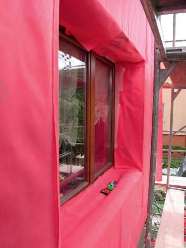 Na ociepleniu mocujemy, z 5-10 cm zapasem, paroprzepuszczalną folię wiatrochronną