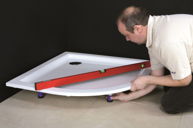 Montaż kabiny prysznicowej: poziomowanie brodzika