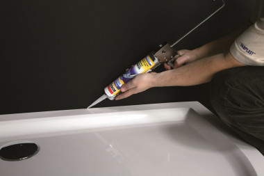 Montaż kabiny prysznicowej: uszczelnianie za pomocą silikonu