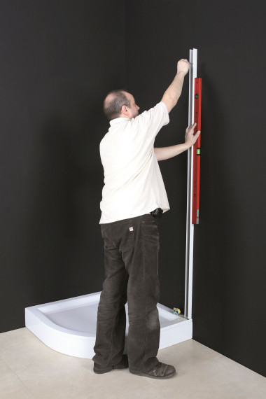 Montaż kabiny prysznicowej: ustalenie lokalizacji listew przyściennych