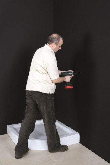 Montaż kabiny prysznicowej: wiercimy otwory pod kołki rozporowe