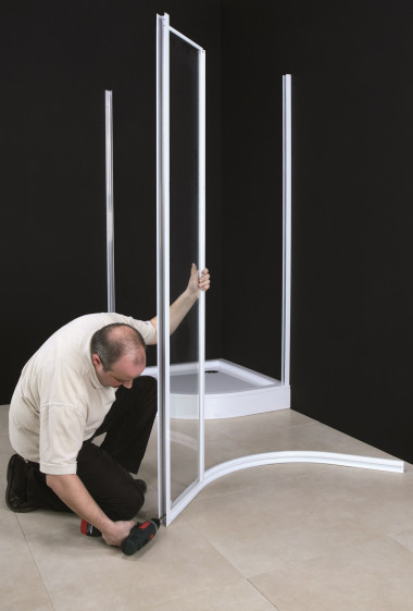 Montaż kabiny prysznicowej: profil górny i dolny łączymy ze ściankami stałymi