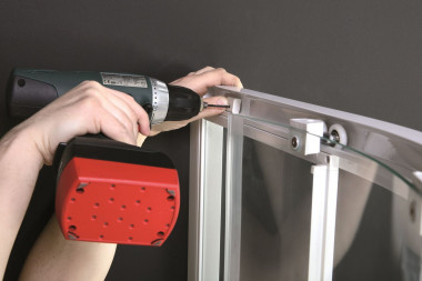 Montaż kabiny prysznicowej: mocujemy ograniczniki na górze