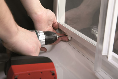 Montaż kabiny prysznicowej: mocujemy ograniczniki na dole