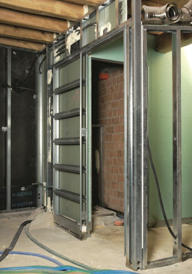 Kaseta drzwi chowanych w ścianie przeznaczona do wykończenia płytami gipsowo-kartonowymi