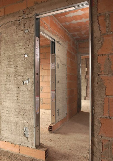 Kaseta drzwi chowanych w ścianie przeznaczona do otynkowania