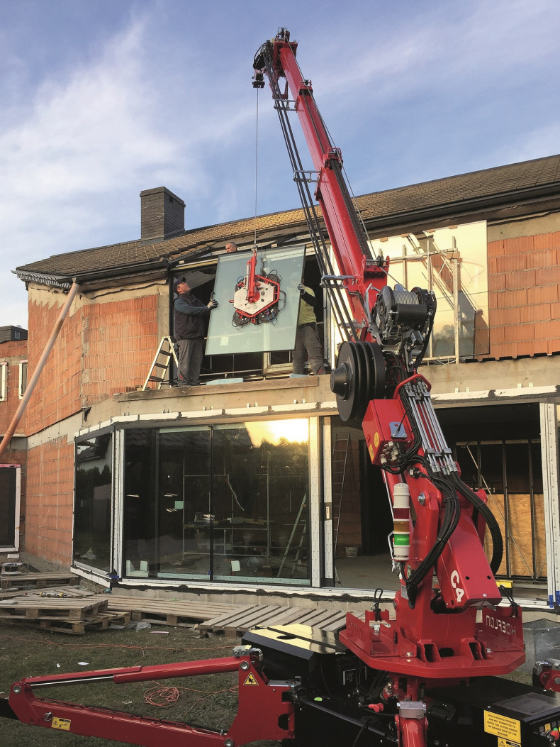 Montaż dużych przeszkleń za pomocą dźwigu