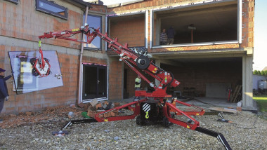 Podnoszenie dźwigiem dużych przeszkleń