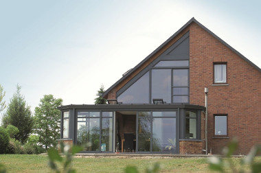 Duże przeszklenia obejmujące dwie kondygnacje