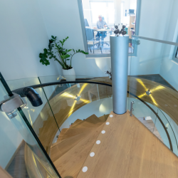 Balustrada szklana gięta