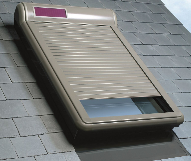 Osłona dachowa wyposażona w akumulator solarny