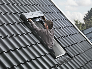 Montaż rolety dachowej: przytwierdzanie kasety