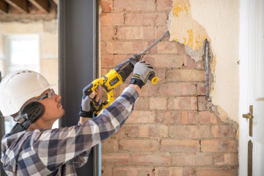 Kucie tynku przy pomocy młotowiertarki