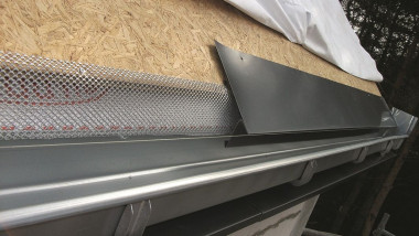 Prawidłowo zamontowany pas nadrynnowy i podrynnowy