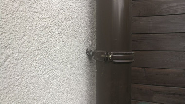 Niewłaściwe zamocowanie rury spustowej