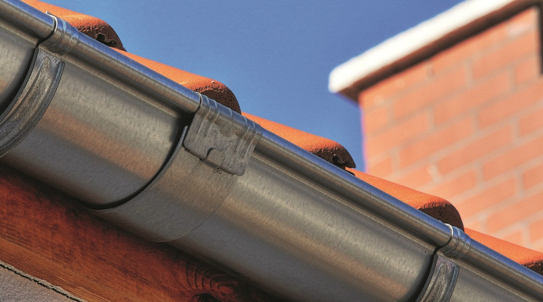 Poprawnie zamontowany system rynnowy powinien wystawać poza połać dachu