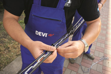 Mocowanie przewodów w łańcuchu