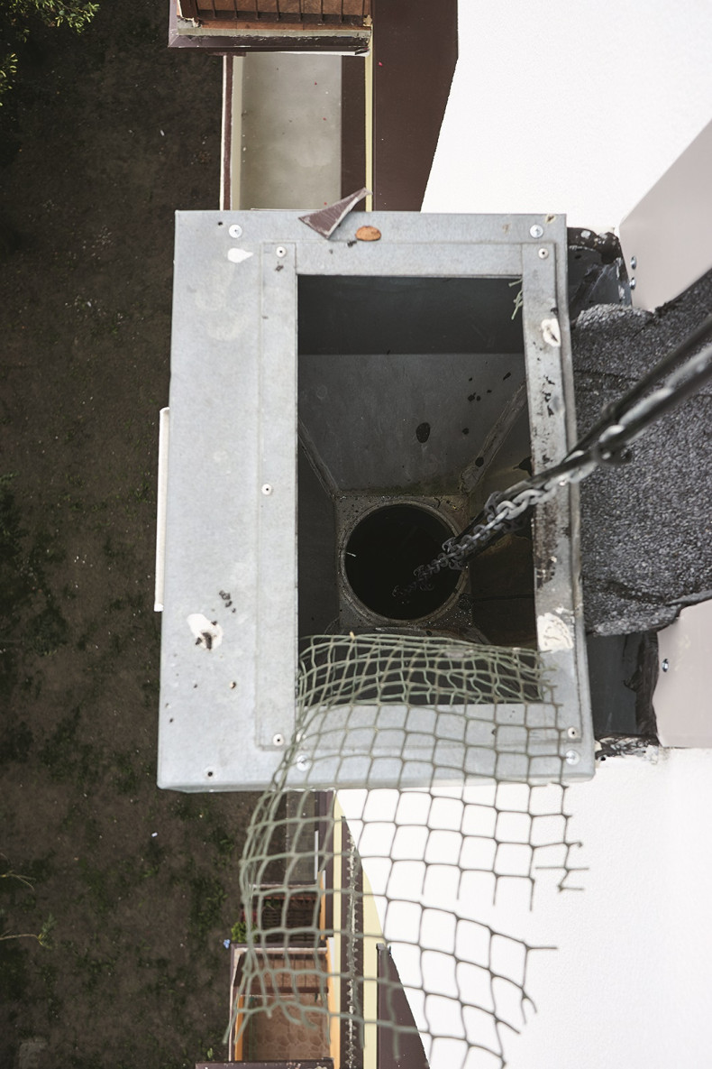 Przewód grzewczy widoczny w oknie rewizyjnym rury spustowej