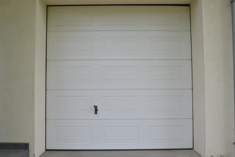 Brama segmentowa wykończona białym laminatem