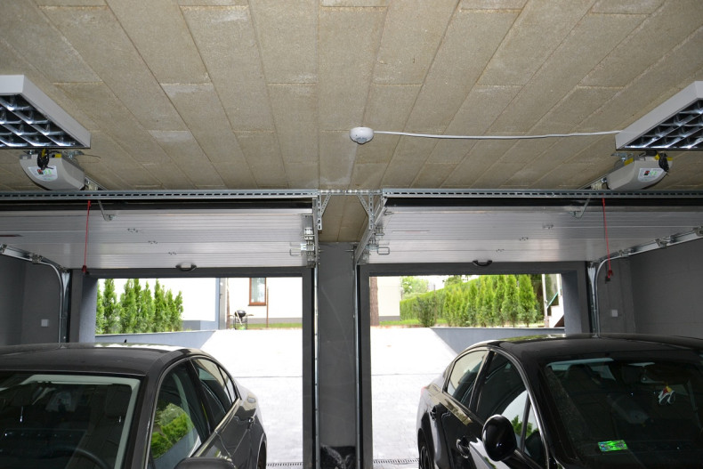 Garaż zamknięto dwoma certyfikowanymi bramami segmentowymi górnymi