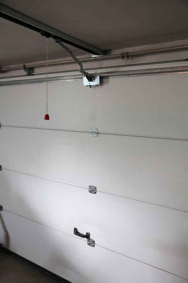 Uszczelka nadprożowa, zawiasy na segmentach, wewnętrzny uchwyt, linka awaryjnego otwierania