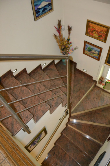 Zabiegowe schody wykończone marmurem