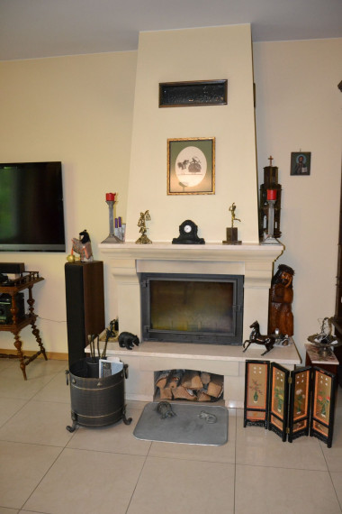 Kominek z grawitacyjnym sposobem rozprowadzania ciepła