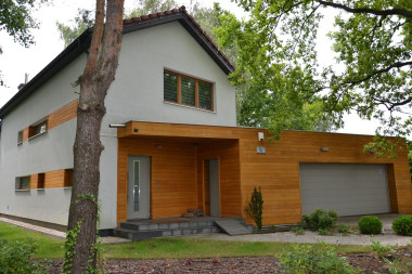 Prosta bryła domu dużo zyskuje dzięki ukośnemu ustawieniu garażu