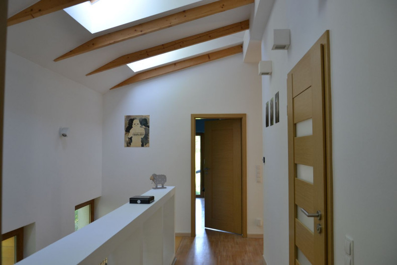 Okna dachowe nad korytarzem