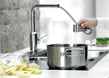 Bateria zlewozmywakowa z wyciąganą wylewką