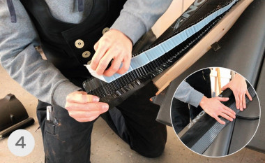 Przyklejanie taśmy podgąsiorowej dociskając ją do dachówek