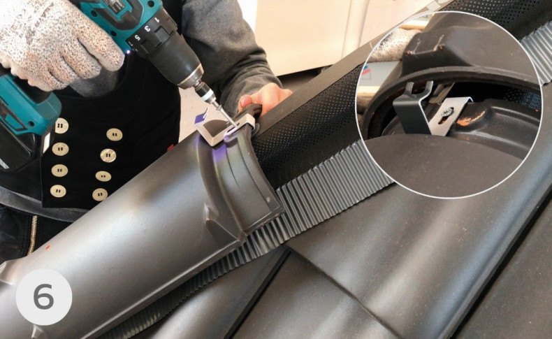 W górnej części gąsiora początkowego, w dedykowanym na to miejscu, instalujemy metalową klamrę