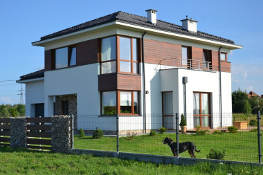 Drewno na elewacji i duże przeszklenia