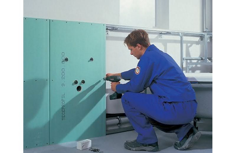 Stelaż obudowujemy zieloną płytą o zwiększonej odporności na wilgoć