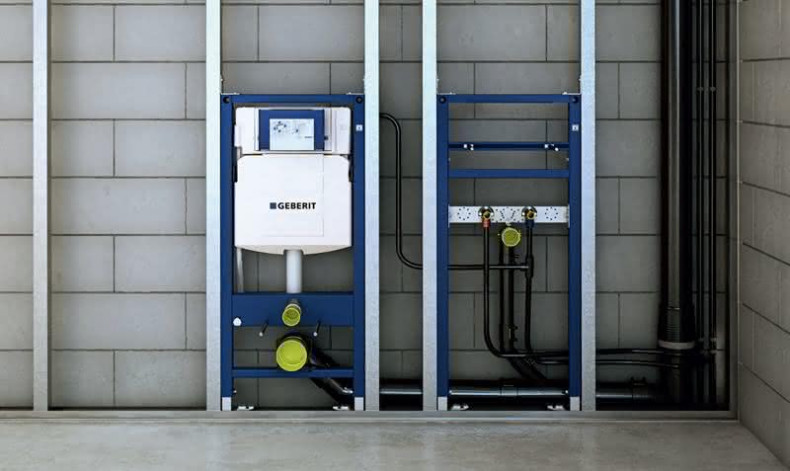 Stelaż mocowany do szyn montażowych