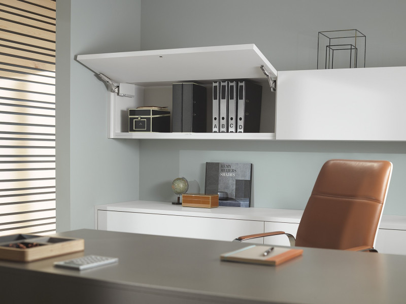 Szafka z podnośnikiem AVENTOS HK top w biurze