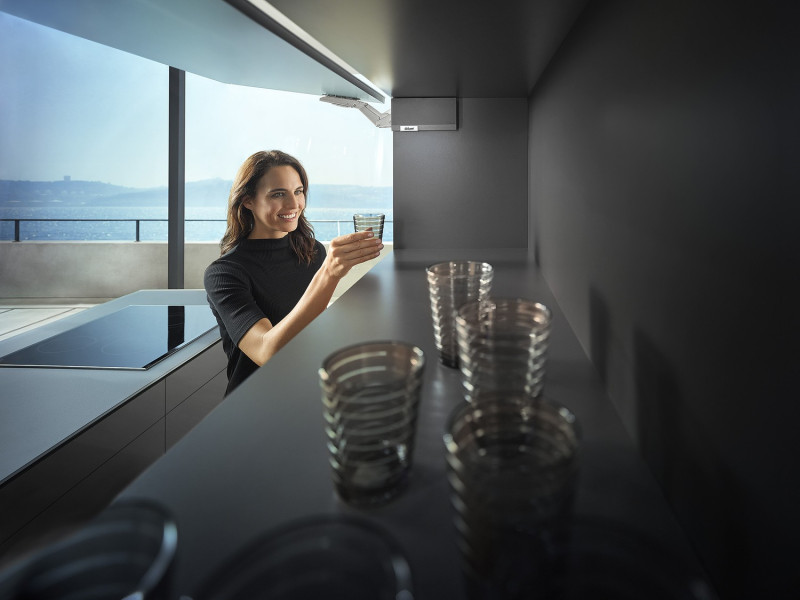 Szafka z podnośnikiem AVENTOS HK top w kuchni