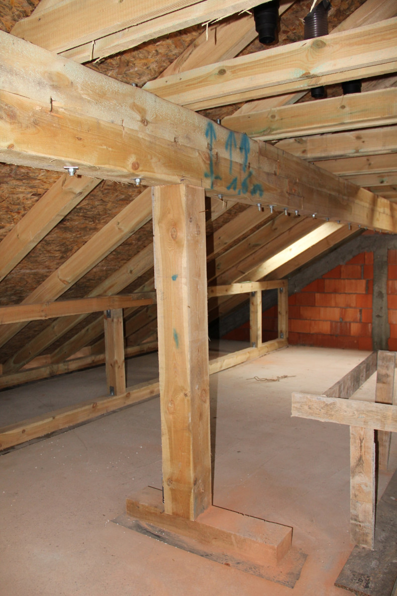 Słup podtrzymujący płatew