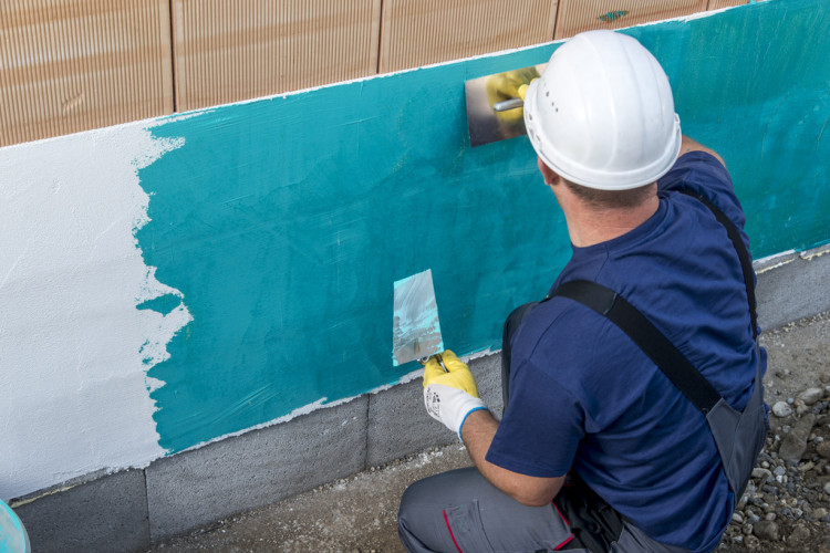 Aplikacja izolacji reaktywnej BOTAMENT® RD 2 The Green 1 metodą szpachlowania.