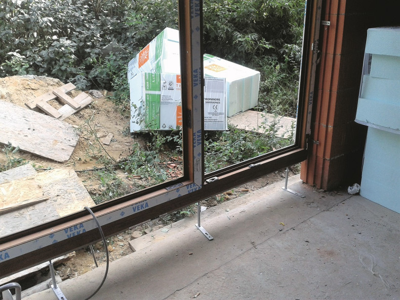 Zbyt duży otwór trzeba będzie wypełnić dodatkowym profilem u dołu drzwi tarasowych.