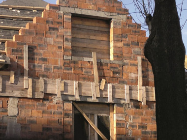 Niewłaściwe przygotowanie muru wokół otworów okiennych