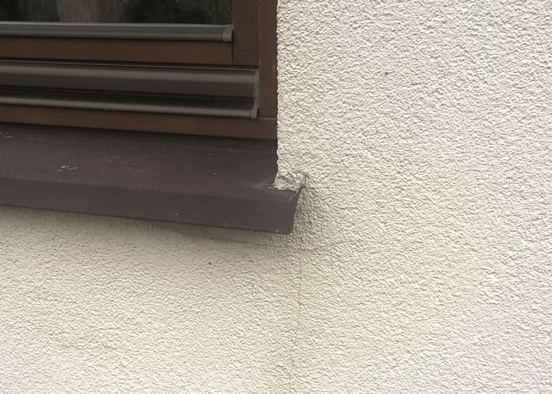 Brak wzmocnienia strefy podokiennej spowodował powstanie rys na ocieplonych ścianach z ceramiki