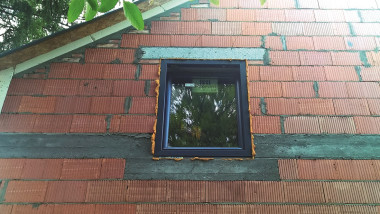 Okno zaplanowane zbyt blisko połaci dachu