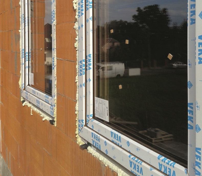 Właściwie umieszczenie ramy okna w warstwie konstrukcyjnej muru