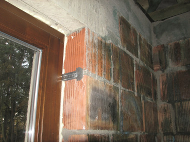 Łącznik zamocowany w grubości zaprawy