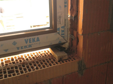 Zakotwienie w uszkodzonym murze łączników nie zapewni dobrego zamocowania stolarki