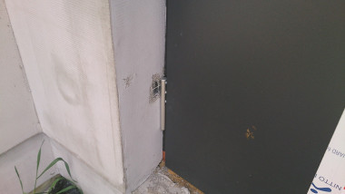 Niewłaściwie ulokowane drzwi zewnętrznych powoduje niszczenie glifu wokół nich