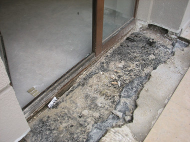 Nieocieplony próg spowodował przemarzanie podłoża pod nim