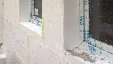 Ocieplone glify ram okiennych powinny zapewniać właściwą izolacyjność cieplną wokół zamontowanej stolarki