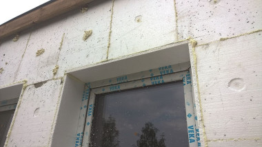 Ocieplone glify ram okiennych powinny zapewniać właściwą izolacyjność cieplną wokół zamontowanej stolarki